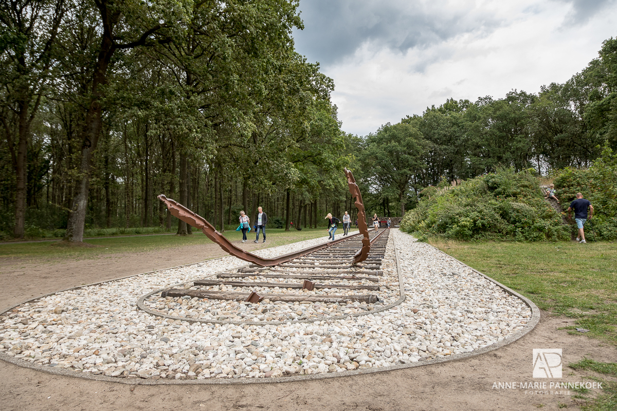 Kamp Westerbork rails en wachttoren, rails Kamp Westerbork rails en wachttoren, rails